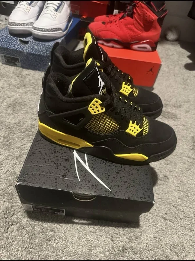 Jordan 4 Yellow Thunders Size 9.5 In Men