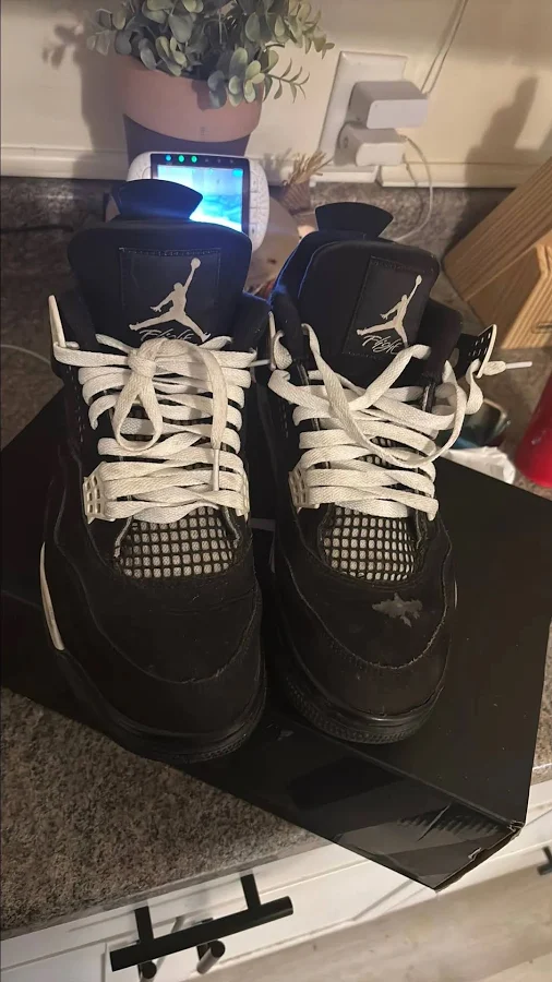 Jordan 4 retro White Thunder1