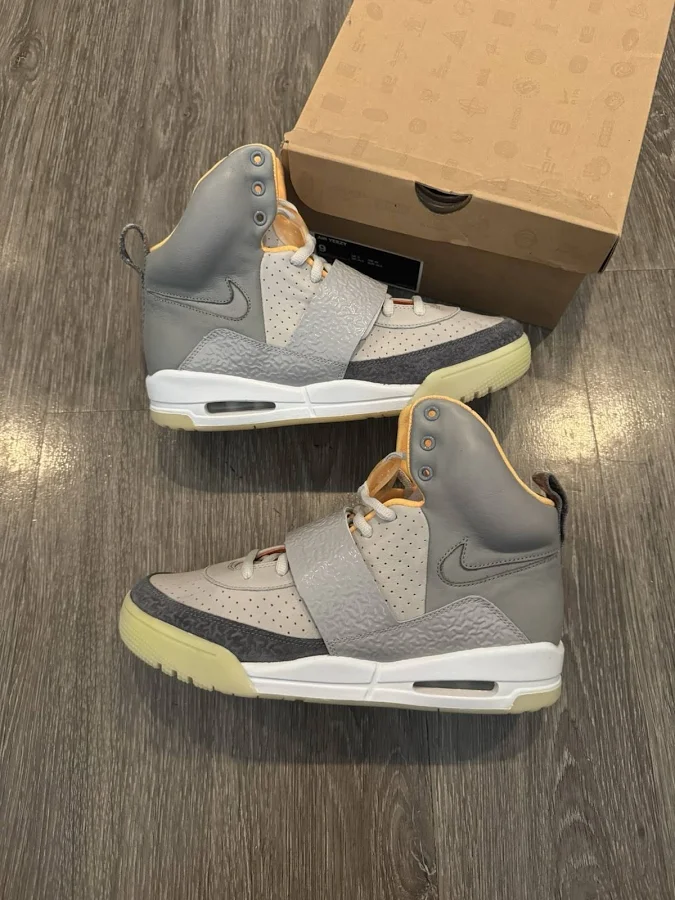 2009 Nike X Kanye West Air Yeezy Zen Grey Light Charcoal Size 9