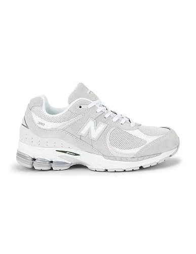 New Balance 2002r Sneaker in Grey - size Mens 9.5/Womens 11