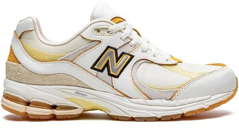X Joe Freshgoods 2002r Low-top Sneakers In Neutrals