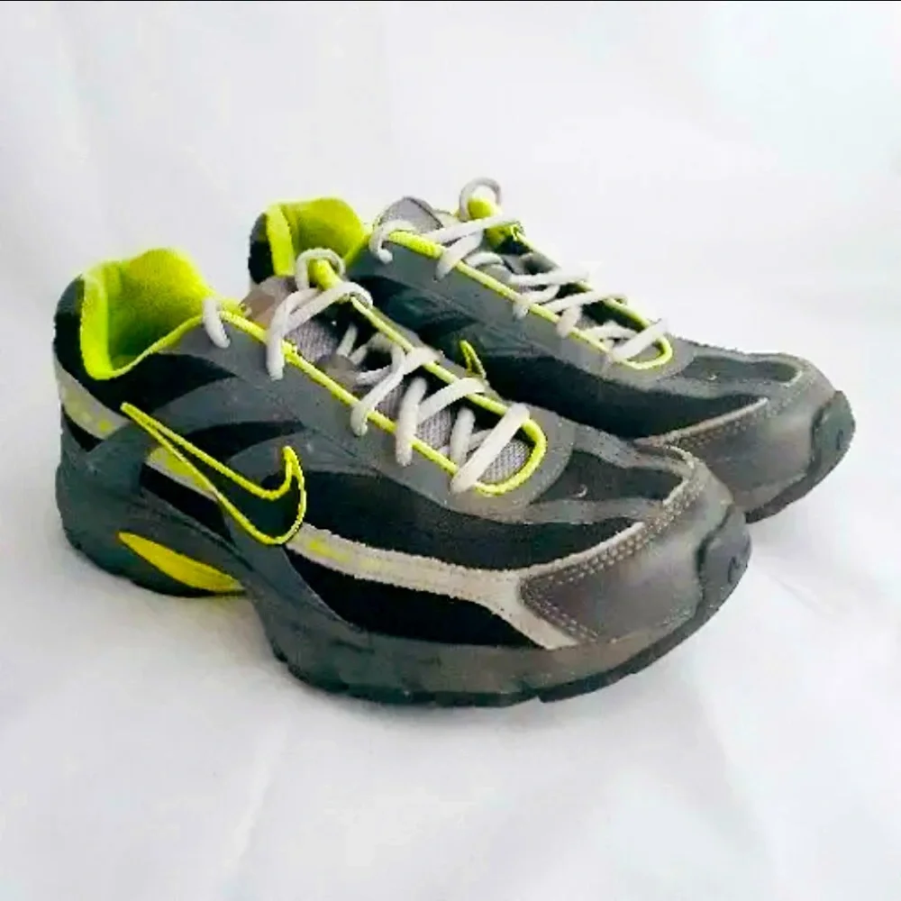 Nike Initiator Black Dark Grey Volt Men Casual Running Shoe NWOT size 8.5 US