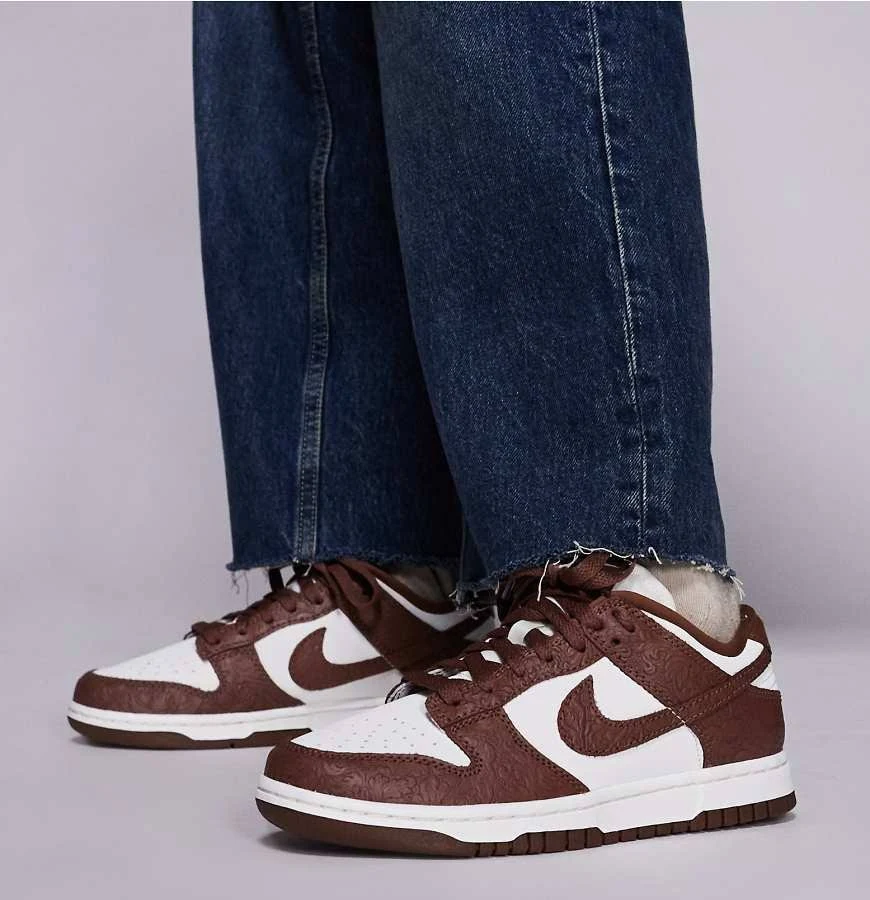 Nike Dunk Low SE sneakers in brown and white