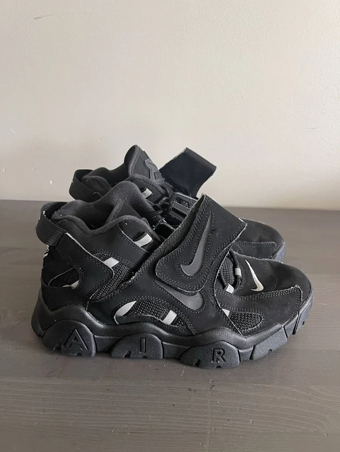 Size 8.5 - Nike Air Barrage Mid Black