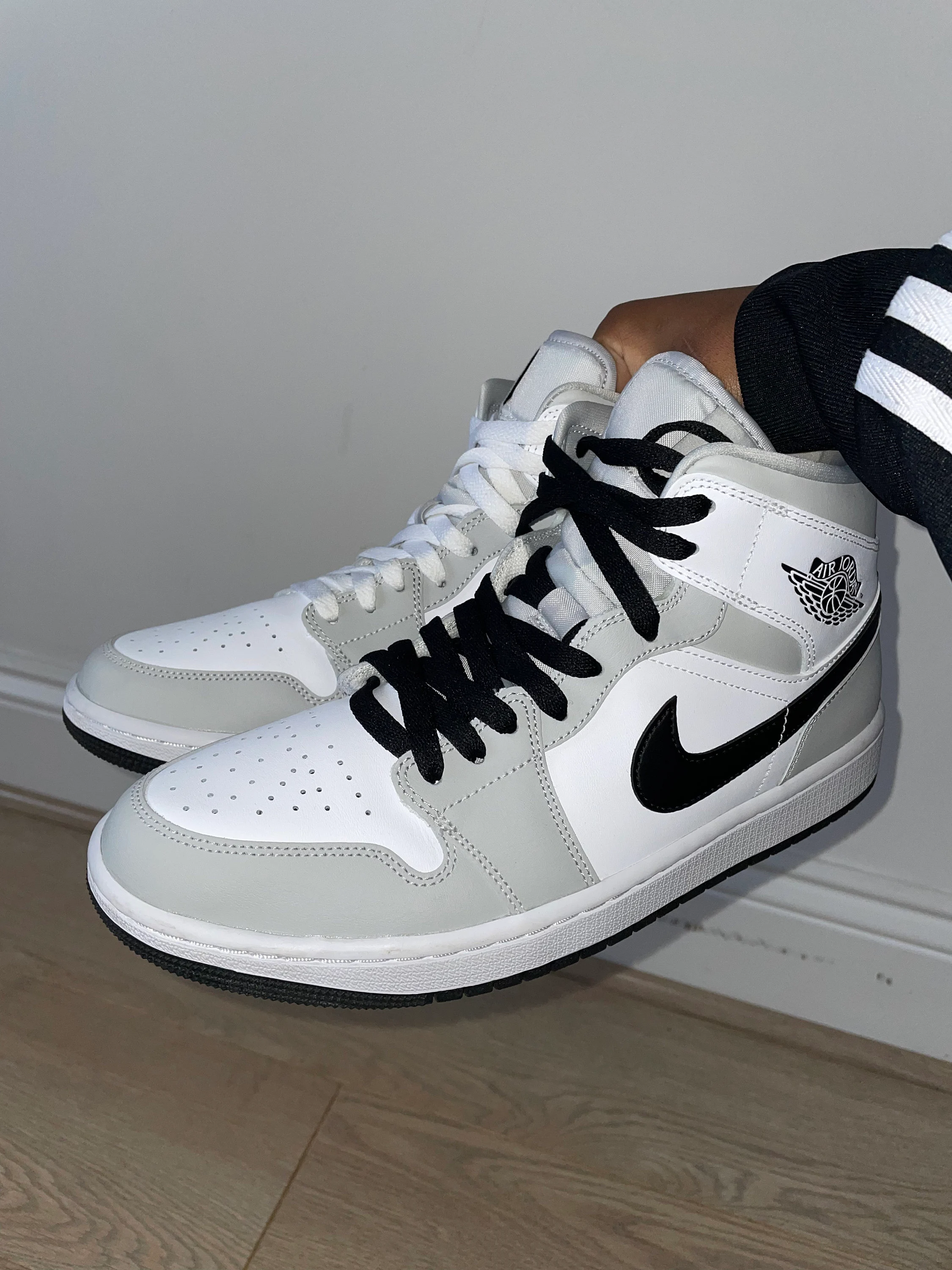 Jordan 1 Mid Light Smoke Grey