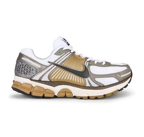 Nike Nike Zoom Vomero 5 in Metallic Silver - size 10.5