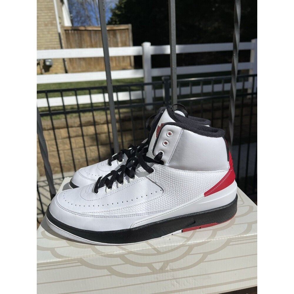Air Jordan 2 Retro OG 'Chicago' 2022 - Women's 11 /Men's 9.5 (DX2454-106) - VNDS