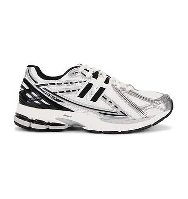 New Balance 1906r in Metallic Silver - size Mens 10.5/Womens 12