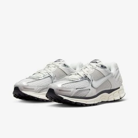 Nike Zoom Vomero 5 Photon Dust Metallic Silver (Women's) (Photon Dust/Chrome/Gridiron/Sail) - Size 6, Size: 4.5, Gray
