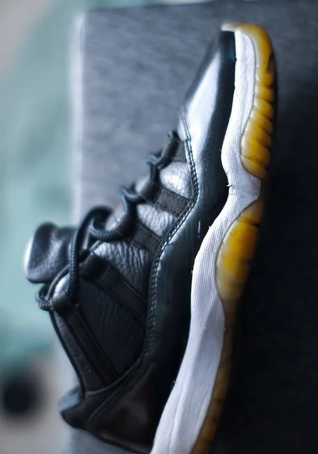 Air Jordan 11 Retro “72-10” – Size 8 Classic Colorway