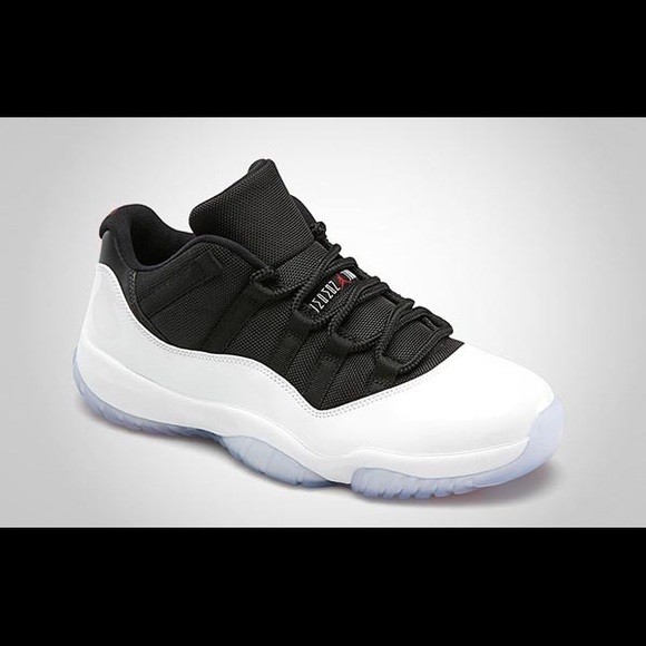 Looking for tuxedo 11 lows ! Size 4-5.5