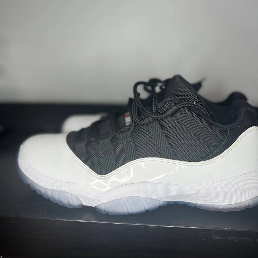 Jordan 11 Tuxedo sz 12