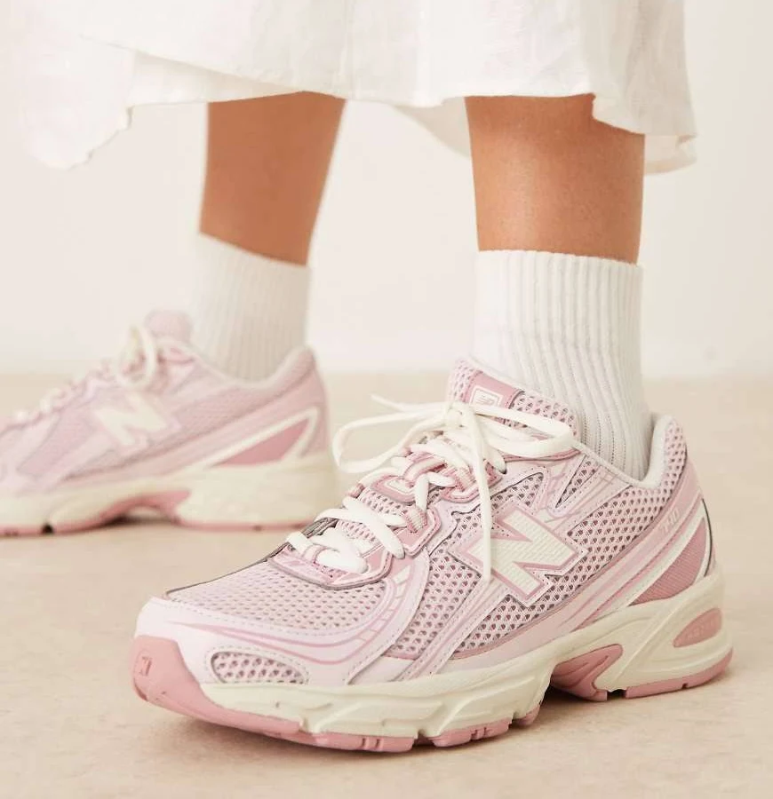 New Balance 740 sneakers in pink