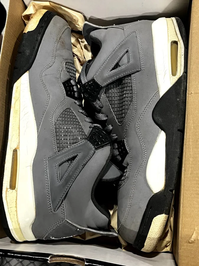 Size 10.5 - Air Jordan 4 Retro 2004 Cool Grey Pre-owned