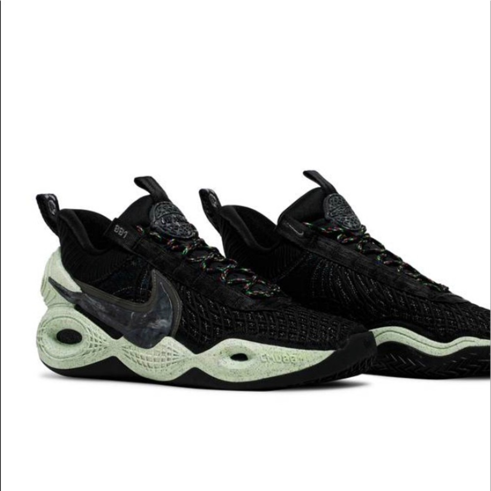 NIKE Cosmic Unity size 8 womens