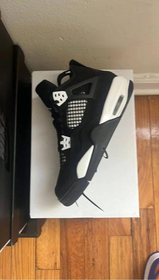 Jordan 4 white thunder size 6 brand new