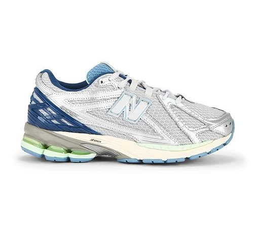 New Balance 1906r Sneaker in Metallic Silver - size Mens 10/Womens 11.5
