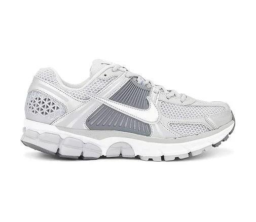 Nike Zoom Vomero 5 in Metallic Silver - size 8.5