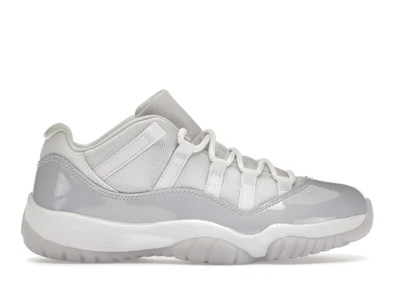 Jordan 11 Retro Low en violeta puro (de mujer)