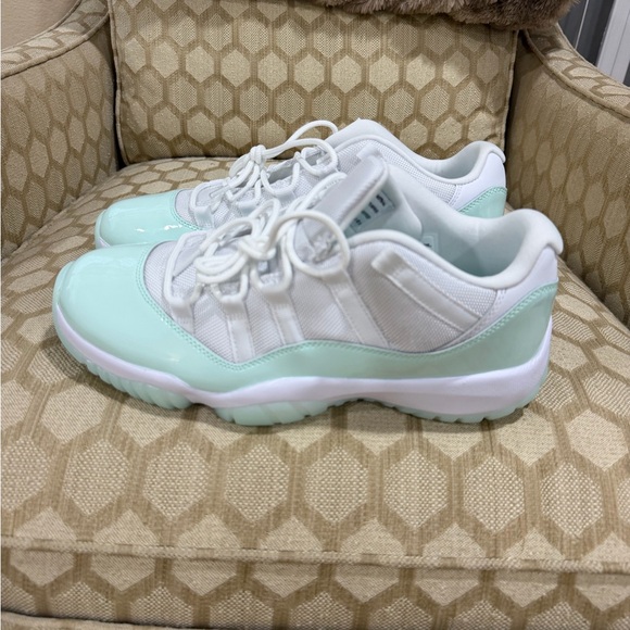 Jordan 11 Low Igloo mismatch sizing.