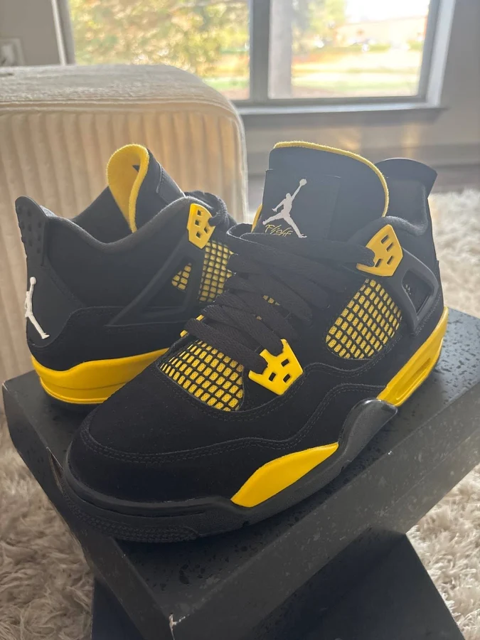 Jordan 4 Retro Lightning Black/yellow 6.5y