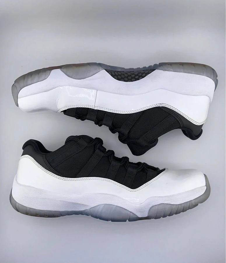 AIR JORDAN 11 LOW TUXEDO SIZE 8.5