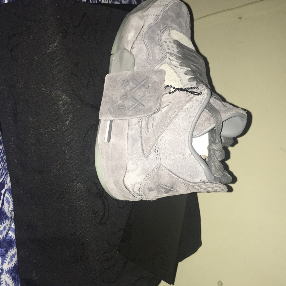 Air Jordan 4 Retro Kaws ! Brand new Sz 8.5