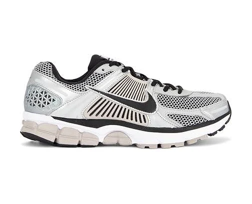 Nike Zoom Vomero 5 in Metallic Silver - size 10.5