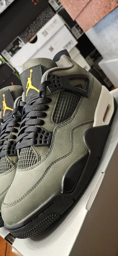 Jordan 4 Retro Undefeated 2025 Size 9
