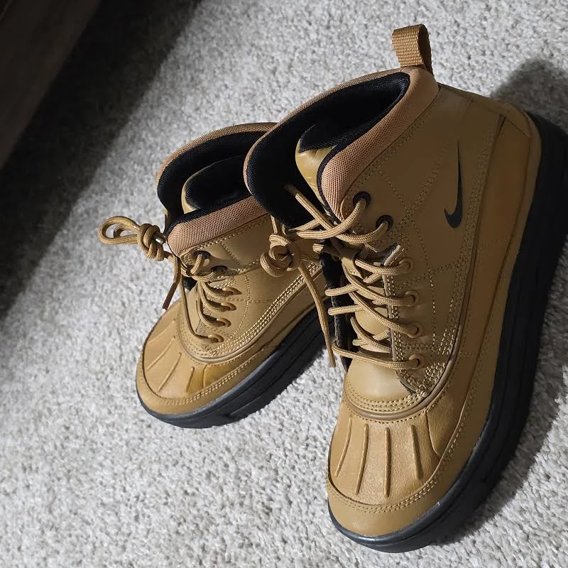 Nike Shoes | Nike Tan And Black Duck Boots Weather-Resistant | Color: Black/Tan | Size: 4y | Mia2401's Closet