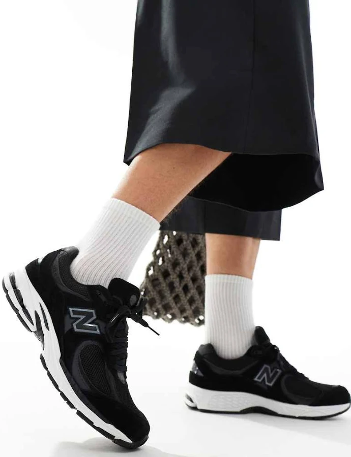 New Balance 2002 sneakers in black