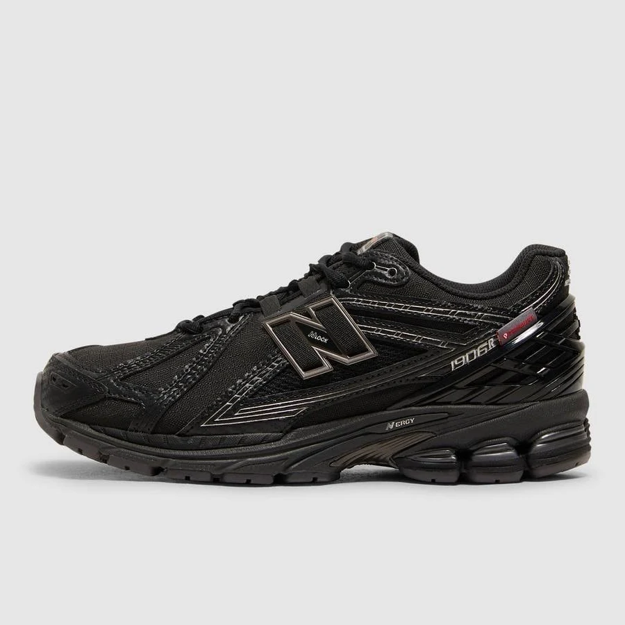1906r Sneaker In Black