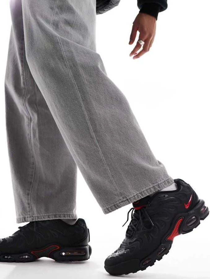 Nike Air Max Plus Drift sneakers in black and red