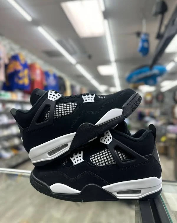 Air Jordan Retro 4 "White Thunder" (MEN) 10.5/12w