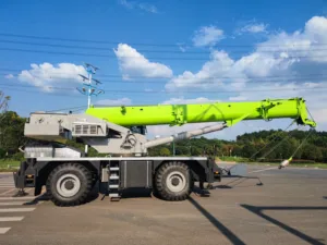Эргономичный мобильный кран ZRT400V442-1 грузоподъемностью 40 тонн на пневмоколесном ходу для установки ветряных турбин